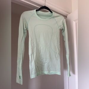 Swiftly Tech Long-Sleeve Shirt 2.0 Hip Length light blue size 6